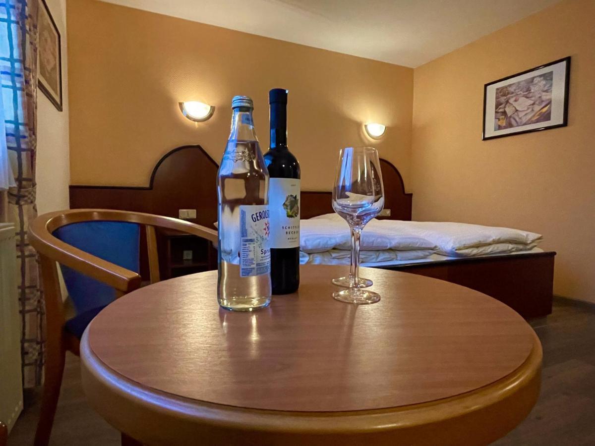 Hotel Haus Hubertus Elsdorf エクステリア 写真