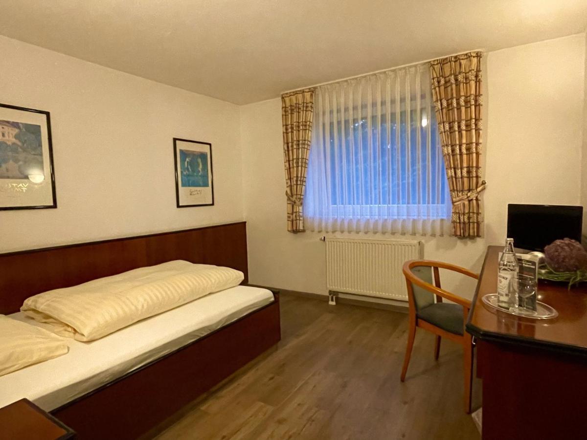 Hotel Haus Hubertus Elsdorf エクステリア 写真